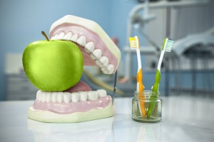 بهداشت دهان برای کمک به روند بهبودی در کاشت ایمپلنت دندان